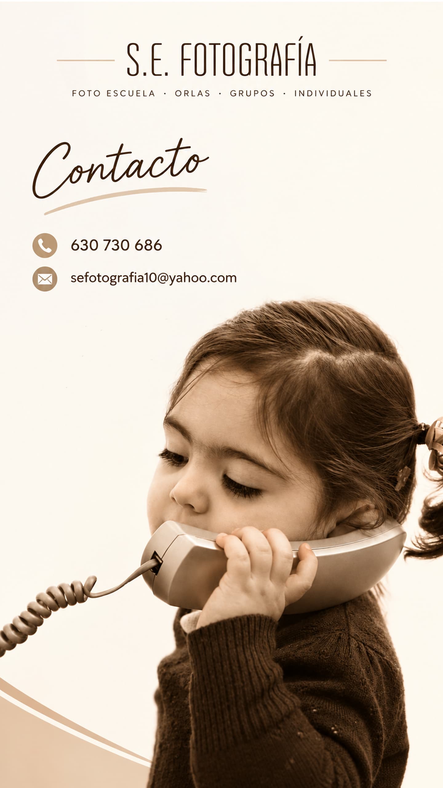 Niña con teléfono, imagen de contacto de S.E. Fotografía