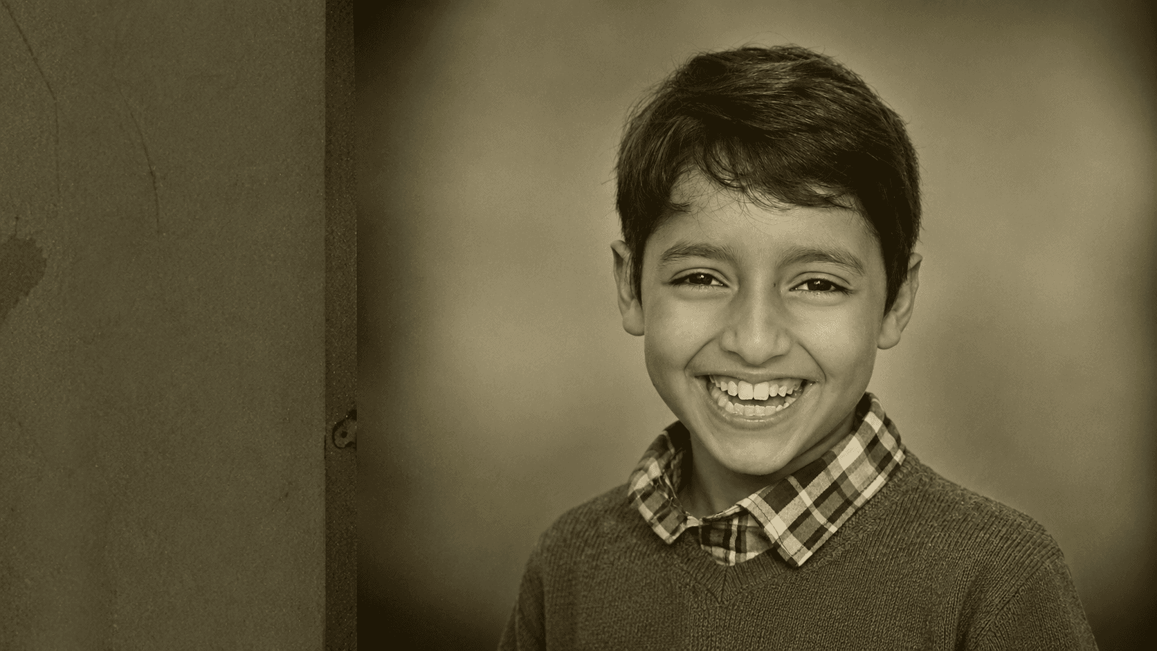 Retrato escolar de un niño sonriente